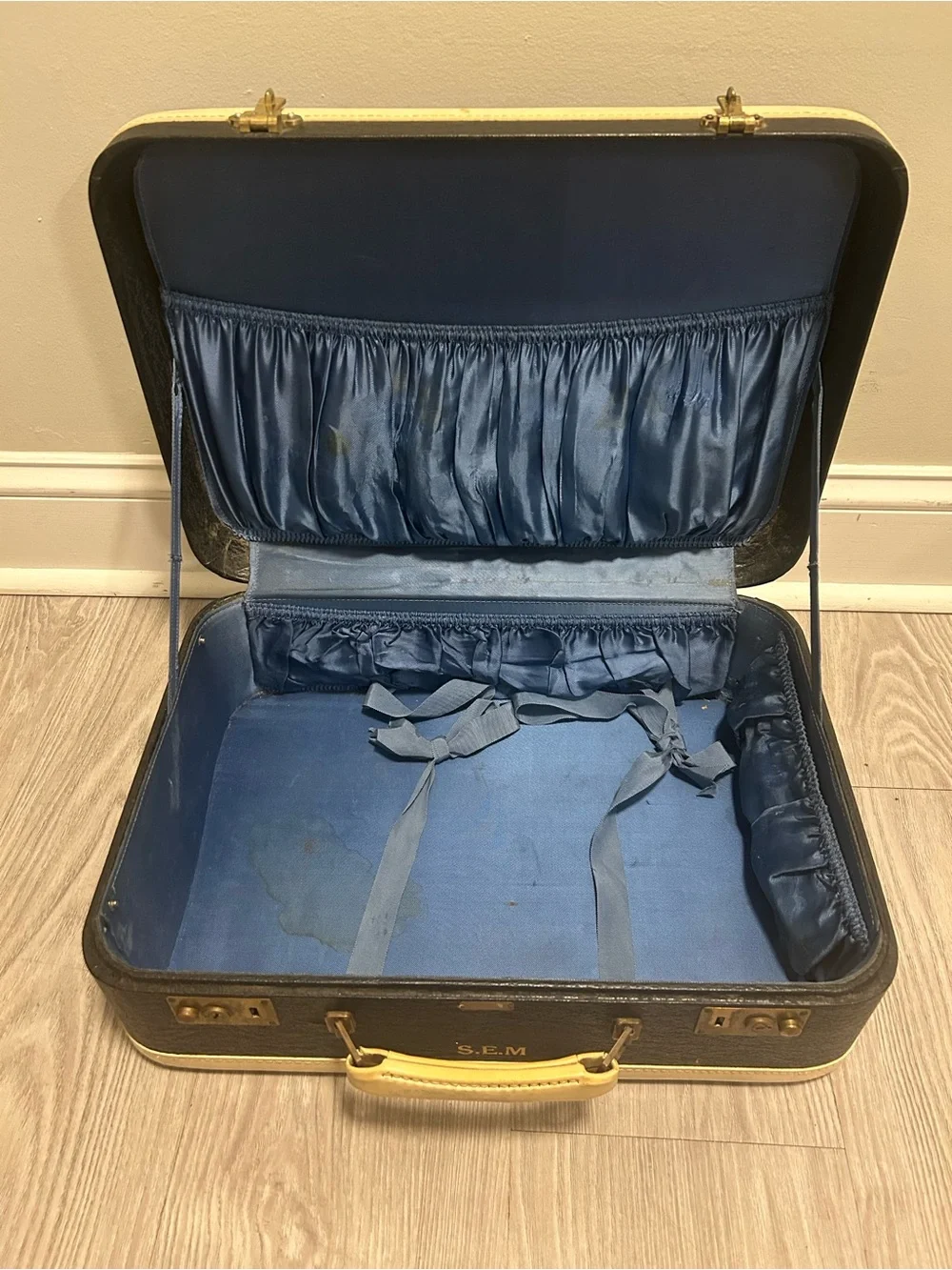 1940s Warren Vintage Black and Cream Carry Case - Train Travel Suitcase